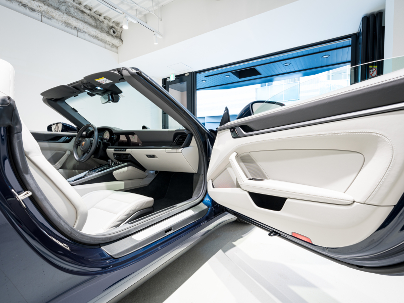 ポルシェ 911(Type992) カレラS カブリオレ スポーツクロノPKG 正規D車 左H 1オーナー エントリーD フルレザーツートンインテリア グレー革 純正PCMナビ CarPlay アクティブセーフティ サラウンドカメラ カレラS20/21AW 2年保証