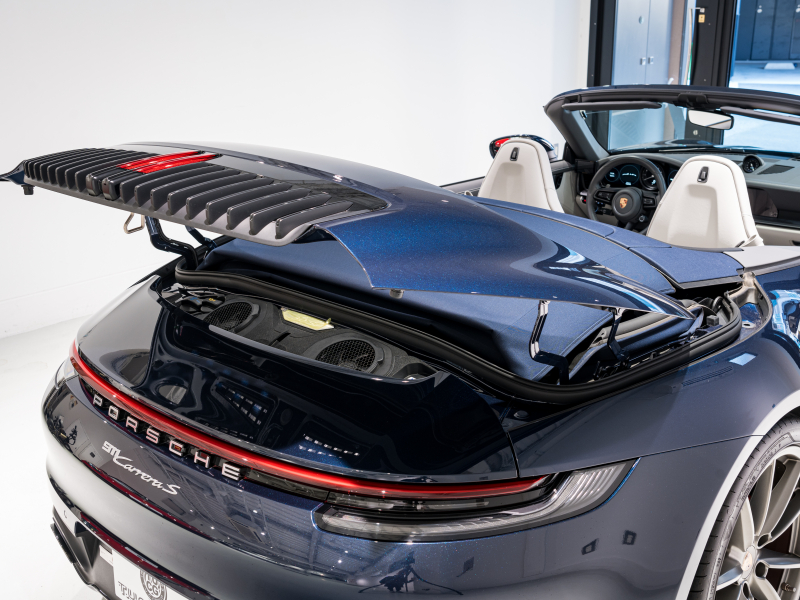 ポルシェ 911(Type992) カレラS カブリオレ スポーツクロノPKG 正規D車 左H 1オーナー エントリーD フルレザーツートンインテリア グレー革 純正PCMナビ CarPlay アクティブセーフティ サラウンドカメラ カレラS20/21AW 2年保証