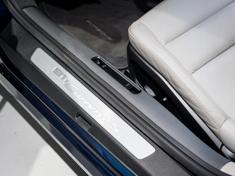 ポルシェ 911(Type992) カレラS カブリオレ スポーツクロノPKG 正規D車 左H 1オーナー エントリーD フルレザーツートンインテリア グレー革 純正PCMナビ CarPlay アクティブセーフティ サラウンドカメラ カレラS20/21AW 2年保証