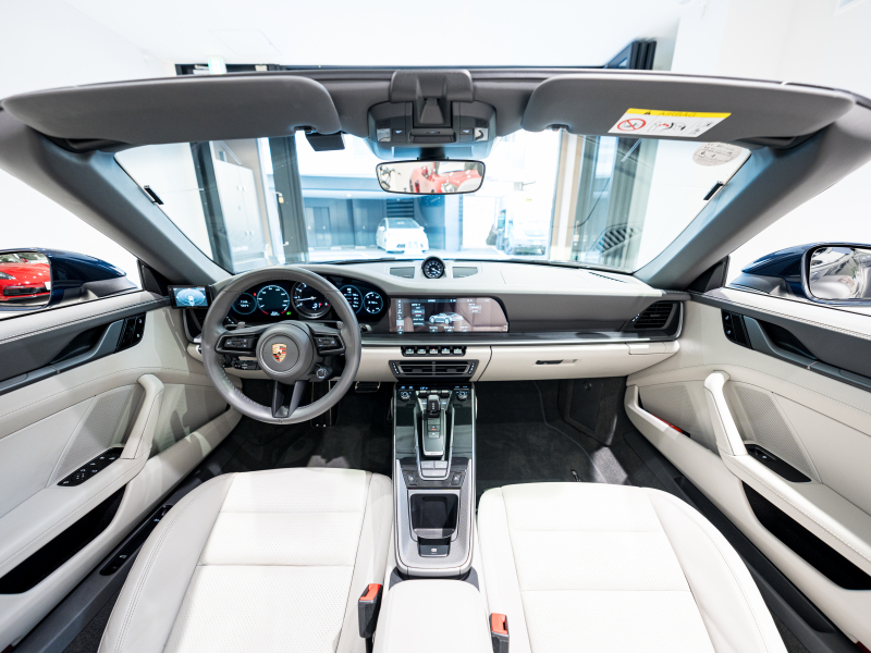 ポルシェ 911(Type992) カレラS カブリオレ スポーツクロノPKG 正規D車 左H 1オーナー エントリーD フルレザーツートンインテリア グレー革 純正PCMナビ CarPlay アクティブセーフティ サラウンドカメラ カレラS20/21AW 2年保証