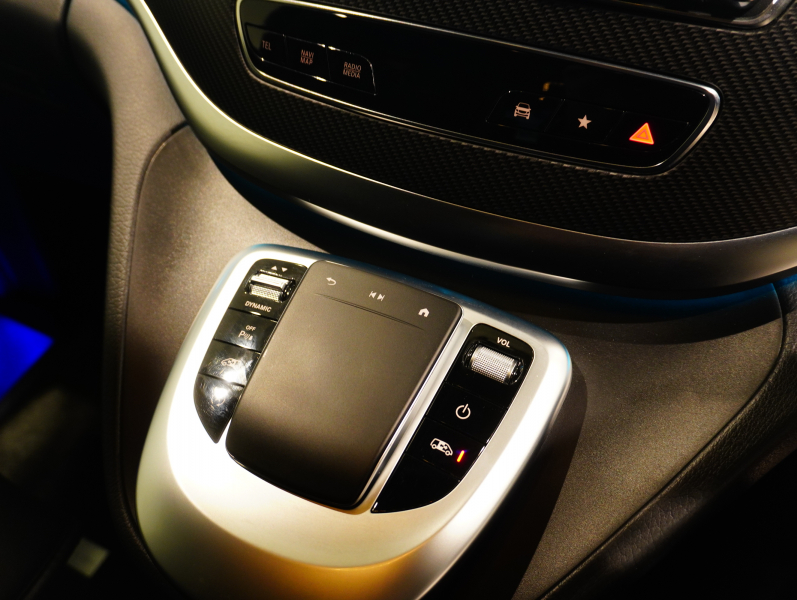 メルセデスベンツ Vクラス V220d ｽﾎﾟｰﾂﾛﾝｸﾞ ﾚｰﾀﾞｰP　ﾏｲﾊﾞｯﾊ仕様 ｴｸﾞｾｸﾃｨﾌﾞｼｰﾄ TVﾓﾆﾀｰ付ﾊﾟｰﾃｰｼｮﾝ 4人乗り ﾂｰﾄﾝﾗｯﾋﾟﾝｸﾞ　2年保証付