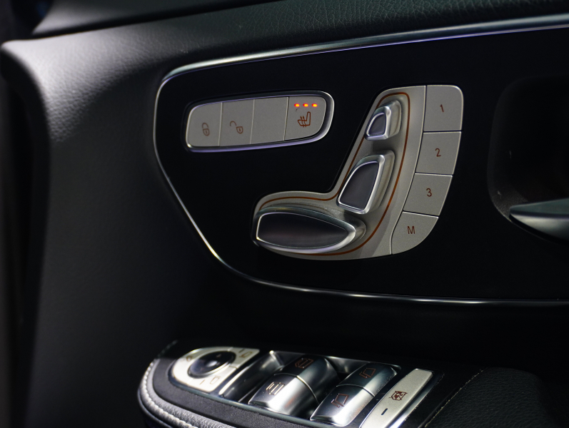 メルセデスベンツ Vクラス V220d ｽﾎﾟｰﾂﾛﾝｸﾞ ﾚｰﾀﾞｰP　ﾏｲﾊﾞｯﾊ仕様 ｴｸﾞｾｸﾃｨﾌﾞｼｰﾄ TVﾓﾆﾀｰ付ﾊﾟｰﾃｰｼｮﾝ 4人乗り ﾂｰﾄﾝﾗｯﾋﾟﾝｸﾞ　2年保証付