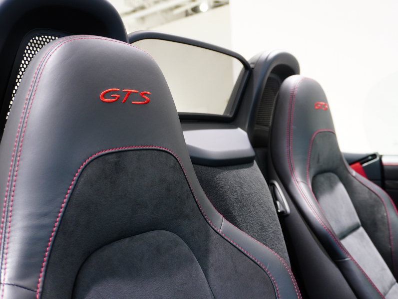 ポルシェ 718 ボクスター GTS PDK スポーツクロノ & GTSインテリアPKG 正規D車 スポーツエキゾースト ハーフレザー シートヒーター 純正PCM バックカメラ レザーインテリア OPカラー 20AW KWコイルオーバーキット 2年保証