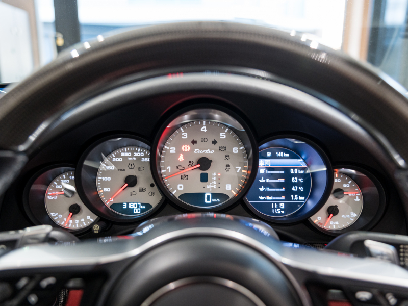 ポルシェ 911(Type991.2) ﾀｰﾎﾞ ｶﾌﾞﾘｵﾚ ｽﾎﾟｰﾂｸﾛﾉPKG　MY17 正規D車 左H ACC ｴﾝﾄﾘｰD 赤革 PCMﾅﾋﾞ TVﾁｭｰﾅｰ Bｶﾒﾗ ｶｰﾎﾞﾝｲﾝﾃﾘｱPKG LEDﾍｯﾄﾞﾗｲﾄ OP20ｲﾝﾁAW　2年保証