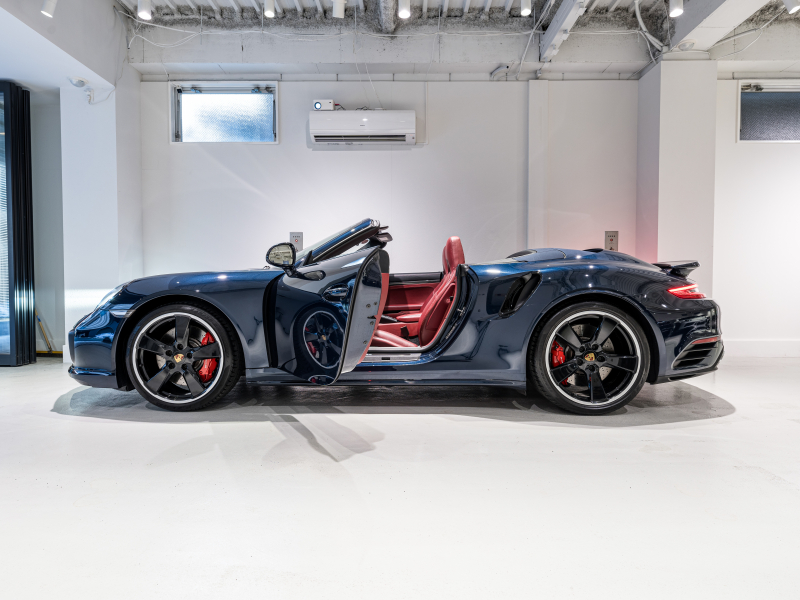 ポルシェ 911(Type991.2) ﾀｰﾎﾞ ｶﾌﾞﾘｵﾚ ｽﾎﾟｰﾂｸﾛﾉPKG　MY17 正規D車 左H ACC ｴﾝﾄﾘｰD 赤革 PCMﾅﾋﾞ TVﾁｭｰﾅｰ Bｶﾒﾗ ｶｰﾎﾞﾝｲﾝﾃﾘｱPKG LEDﾍｯﾄﾞﾗｲﾄ OP20ｲﾝﾁAW　2年保証