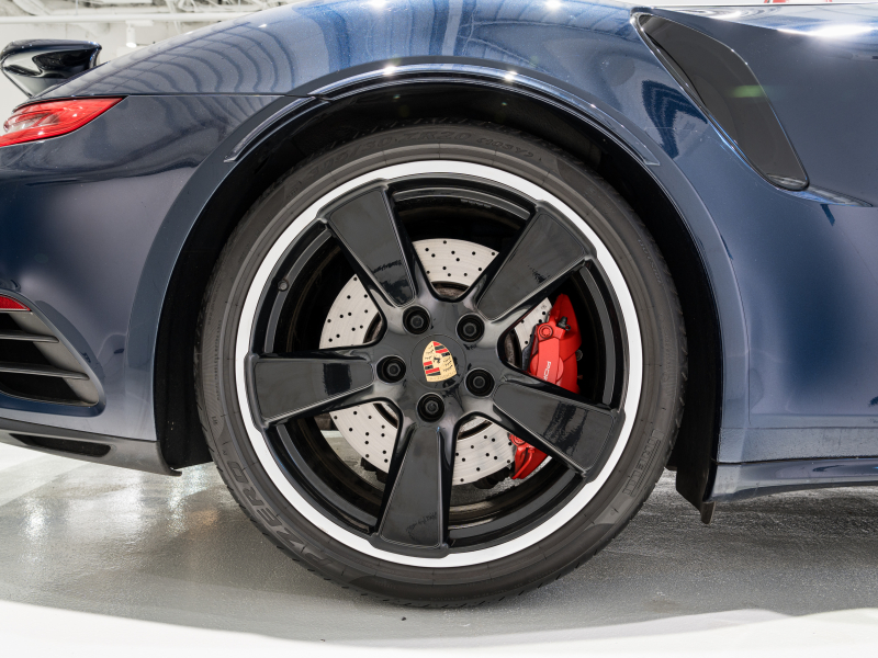 ポルシェ 911(Type991.2) ﾀｰﾎﾞ ｶﾌﾞﾘｵﾚ ｽﾎﾟｰﾂｸﾛﾉPKG　MY17 正規D車 左H ACC ｴﾝﾄﾘｰD 赤革 PCMﾅﾋﾞ TVﾁｭｰﾅｰ Bｶﾒﾗ ｶｰﾎﾞﾝｲﾝﾃﾘｱPKG LEDﾍｯﾄﾞﾗｲﾄ OP20ｲﾝﾁAW　2年保証