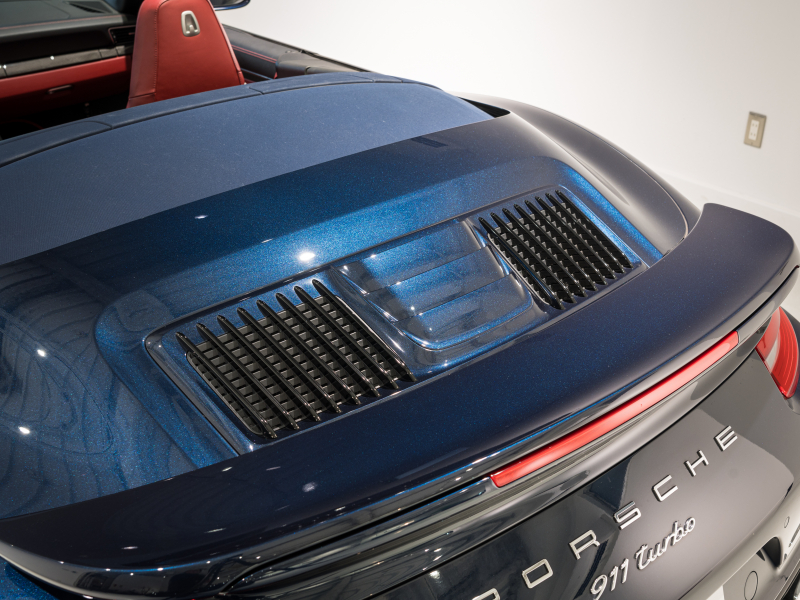 ポルシェ 911(Type991.2) ﾀｰﾎﾞ ｶﾌﾞﾘｵﾚ ｽﾎﾟｰﾂｸﾛﾉPKG　MY17 正規D車 左H ACC ｴﾝﾄﾘｰD 赤革 PCMﾅﾋﾞ TVﾁｭｰﾅｰ Bｶﾒﾗ ｶｰﾎﾞﾝｲﾝﾃﾘｱPKG LEDﾍｯﾄﾞﾗｲﾄ OP20ｲﾝﾁAW　2年保証