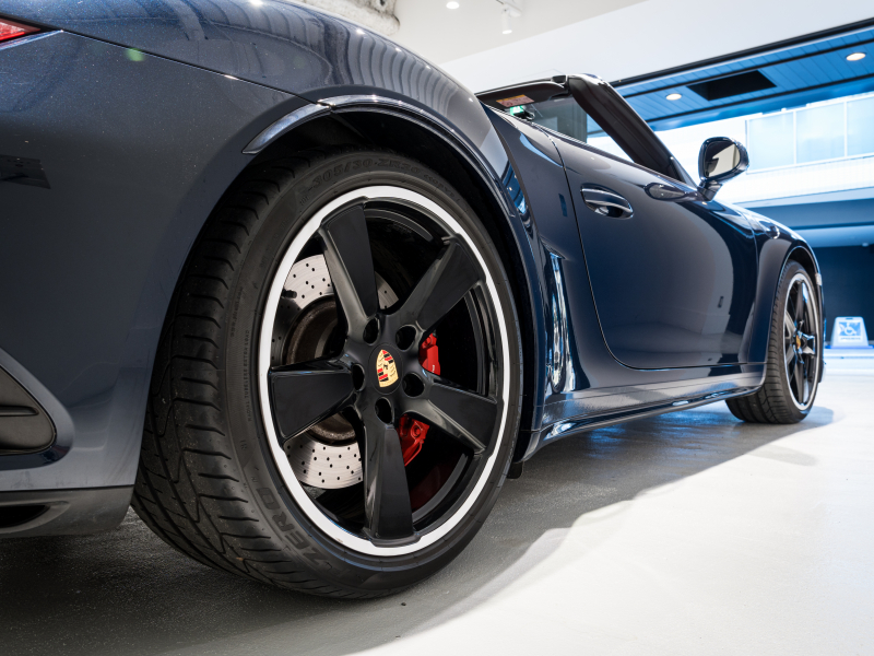 ポルシェ 911(Type991.2) ﾀｰﾎﾞ ｶﾌﾞﾘｵﾚ ｽﾎﾟｰﾂｸﾛﾉPKG　MY17 正規D車 左H ACC ｴﾝﾄﾘｰD 赤革 PCMﾅﾋﾞ TVﾁｭｰﾅｰ Bｶﾒﾗ ｶｰﾎﾞﾝｲﾝﾃﾘｱPKG LEDﾍｯﾄﾞﾗｲﾄ OP20ｲﾝﾁAW　2年保証