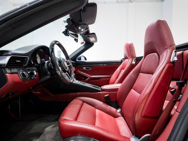 ポルシェ 911(Type991.2) ﾀｰﾎﾞ ｶﾌﾞﾘｵﾚ ｽﾎﾟｰﾂｸﾛﾉPKG　MY17 正規D車 左H ACC ｴﾝﾄﾘｰD 赤革 PCMﾅﾋﾞ TVﾁｭｰﾅｰ Bｶﾒﾗ ｶｰﾎﾞﾝｲﾝﾃﾘｱPKG LEDﾍｯﾄﾞﾗｲﾄ OP20ｲﾝﾁAW　2年保証