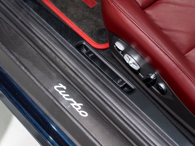 ポルシェ 911(Type991.2) ﾀｰﾎﾞ ｶﾌﾞﾘｵﾚ ｽﾎﾟｰﾂｸﾛﾉPKG　MY17 正規D車 左H ACC ｴﾝﾄﾘｰD 赤革 PCMﾅﾋﾞ TVﾁｭｰﾅｰ Bｶﾒﾗ ｶｰﾎﾞﾝｲﾝﾃﾘｱPKG LEDﾍｯﾄﾞﾗｲﾄ OP20ｲﾝﾁAW　2年保証