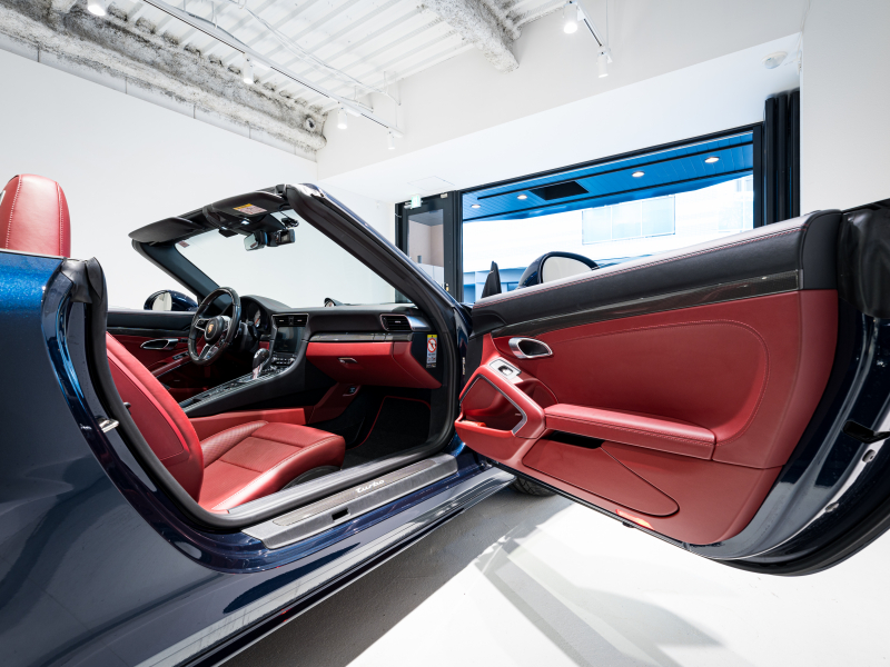 ポルシェ 911(Type991.2) ﾀｰﾎﾞ ｶﾌﾞﾘｵﾚ ｽﾎﾟｰﾂｸﾛﾉPKG　MY17 正規D車 左H ACC ｴﾝﾄﾘｰD 赤革 PCMﾅﾋﾞ TVﾁｭｰﾅｰ Bｶﾒﾗ ｶｰﾎﾞﾝｲﾝﾃﾘｱPKG LEDﾍｯﾄﾞﾗｲﾄ OP20ｲﾝﾁAW　2年保証