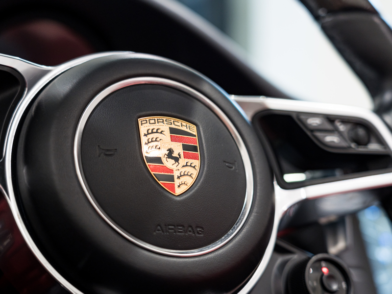 ポルシェ 911(Type991.2) ﾀｰﾎﾞ ｶﾌﾞﾘｵﾚ ｽﾎﾟｰﾂｸﾛﾉPKG　MY17 正規D車 左H ACC ｴﾝﾄﾘｰD 赤革 PCMﾅﾋﾞ TVﾁｭｰﾅｰ Bｶﾒﾗ ｶｰﾎﾞﾝｲﾝﾃﾘｱPKG LEDﾍｯﾄﾞﾗｲﾄ OP20ｲﾝﾁAW　2年保証