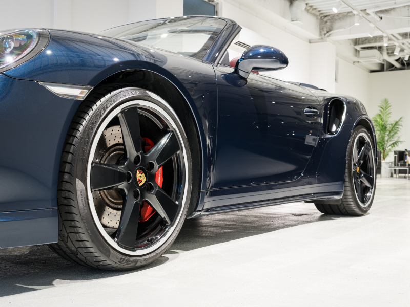 ポルシェ 911(Type991.2) ﾀｰﾎﾞ ｶﾌﾞﾘｵﾚ ｽﾎﾟｰﾂｸﾛﾉPKG　MY17 正規D車 左H ACC ｴﾝﾄﾘｰD 赤革 PCMﾅﾋﾞ TVﾁｭｰﾅｰ Bｶﾒﾗ ｶｰﾎﾞﾝｲﾝﾃﾘｱPKG LEDﾍｯﾄﾞﾗｲﾄ OP20ｲﾝﾁAW　2年保証