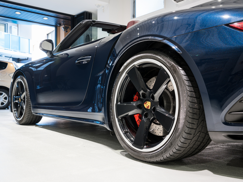 ポルシェ 911(Type991.2) ﾀｰﾎﾞ ｶﾌﾞﾘｵﾚ ｽﾎﾟｰﾂｸﾛﾉPKG　MY17 正規D車 左H ACC ｴﾝﾄﾘｰD 赤革 PCMﾅﾋﾞ TVﾁｭｰﾅｰ Bｶﾒﾗ ｶｰﾎﾞﾝｲﾝﾃﾘｱPKG LEDﾍｯﾄﾞﾗｲﾄ OP20ｲﾝﾁAW　2年保証