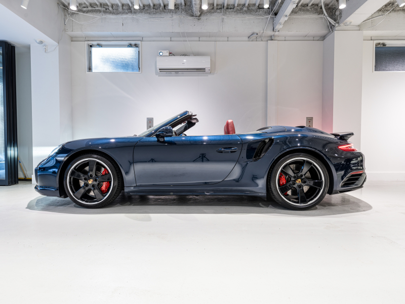 ポルシェ 911(Type991.2) ﾀｰﾎﾞ ｶﾌﾞﾘｵﾚ ｽﾎﾟｰﾂｸﾛﾉPKG　MY17 正規D車 左H ACC ｴﾝﾄﾘｰD 赤革 PCMﾅﾋﾞ TVﾁｭｰﾅｰ Bｶﾒﾗ ｶｰﾎﾞﾝｲﾝﾃﾘｱPKG LEDﾍｯﾄﾞﾗｲﾄ OP20ｲﾝﾁAW　2年保証