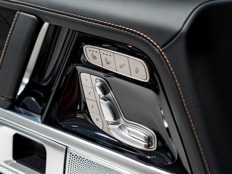 AMG Gクラス G63 ﾏｸﾞﾉﾋｰﾛｰｴﾃﾞｨｼｮﾝ　正規D車 100台限定 黒革 SR ﾅﾋﾞTV ﾌﾙｾｸﾞ Burmester AMGﾊﾟﾌｫｰﾏﾝｽｽﾃｱ 専用22AW ﾛｰﾀﾞｳﾝ ﾊﾞﾝﾊﾟｶﾞｰﾄﾞ　2年保証