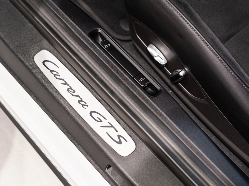 ポルシェ 911(Type991.2) ｶﾚﾗGTS ｽﾎﾟｰﾂｸﾛﾉPKG　1ｵｰﾅｰ 正規D車 MY18 ﾚｰﾝﾁｪﾝｼﾞA 4wayｽﾎﾟｰﾂｼｰﾄ ｼｰﾄﾋｰﾀｰ PCMﾅﾋﾞ CarPlay Bｶﾒﾗ 20AW　2年保証