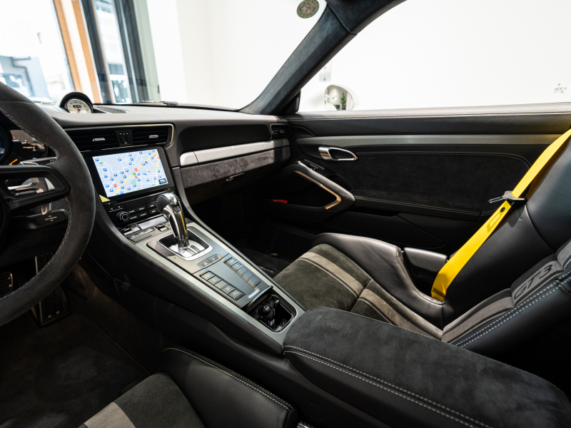 ポルシェ 911(Type991.2) GT3 ｸﾗﾌﾞｽﾎﾟｰﾂ&ｽﾎﾟｰﾂｸﾛﾉPKG　正規D車 ﾌﾛﾝﾄﾘﾌﾄ ﾚｻﾞｰｲﾝﾃﾘｱ ﾌﾙﾊﾞｹｯﾄｼｰﾄ 純正PCMﾅﾋﾞ ﾘﾊﾞｰｼﾝｸﾞｶﾒﾗ CarPlay ｷｬﾗﾗﾎﾜｲﾄ　2年保証