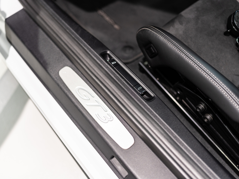 ポルシェ 911(Type991.2) GT3 ｸﾗﾌﾞｽﾎﾟｰﾂ&ｽﾎﾟｰﾂｸﾛﾉPKG　正規D車 ﾌﾛﾝﾄﾘﾌﾄ ﾚｻﾞｰｲﾝﾃﾘｱ ﾌﾙﾊﾞｹｯﾄｼｰﾄ 純正PCMﾅﾋﾞ ﾘﾊﾞｰｼﾝｸﾞｶﾒﾗ CarPlay ｷｬﾗﾗﾎﾜｲﾄ　2年保証