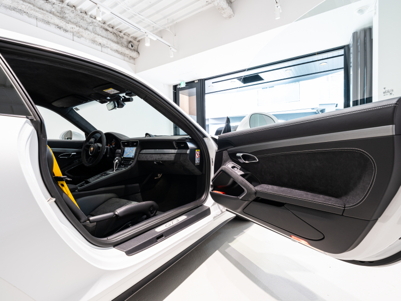 ポルシェ 911(Type991.2) GT3 ｸﾗﾌﾞｽﾎﾟｰﾂ&ｽﾎﾟｰﾂｸﾛﾉPKG　正規D車 ﾌﾛﾝﾄﾘﾌﾄ ﾚｻﾞｰｲﾝﾃﾘｱ ﾌﾙﾊﾞｹｯﾄｼｰﾄ 純正PCMﾅﾋﾞ ﾘﾊﾞｰｼﾝｸﾞｶﾒﾗ CarPlay ｷｬﾗﾗﾎﾜｲﾄ　2年保証
