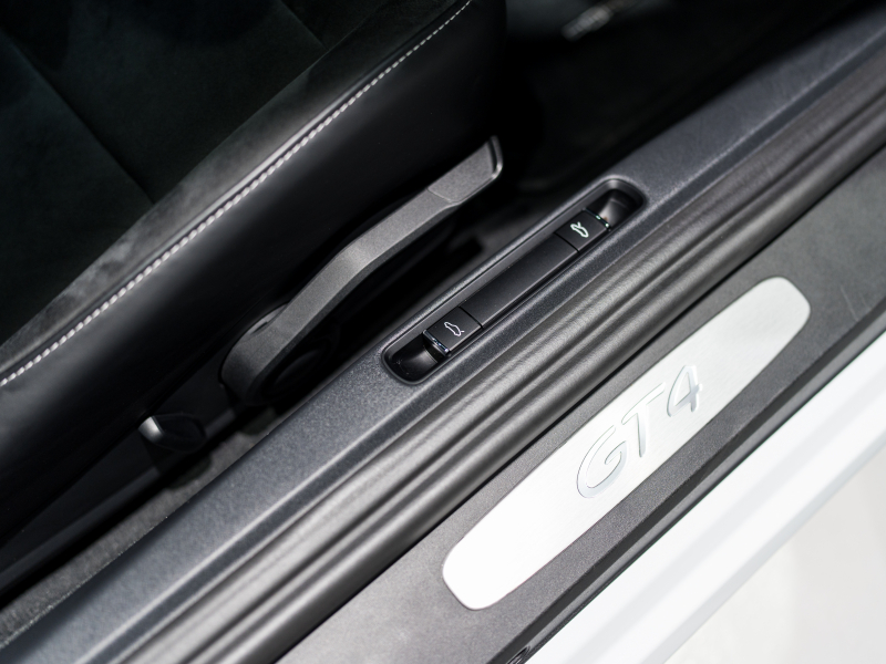 ポルシェ 718 ケイマン GT4 6MT クロノPKG 正規D車 1オーナー 右H レザーインテリアPKG PCMナビ Bカメラ CarPlay キセノンヘッドライト スポーツEX OPカラー 2年保証