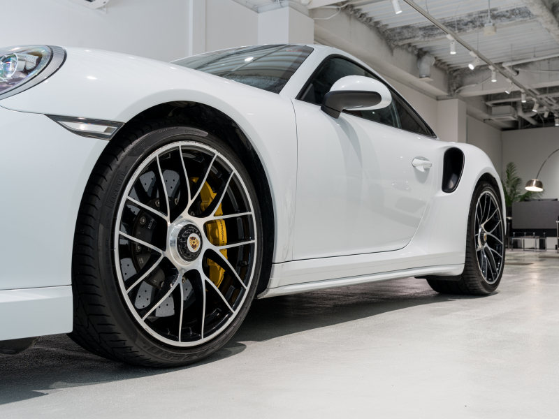 ポルシェ 911(Type991.2) ﾀｰﾎﾞS ｽﾎﾟｰﾂｸﾛﾉPKG　正規D車 ﾚｻﾞｰｲﾝﾃﾘｱ 赤革 PCMﾅﾋﾞ ﾘﾊﾞｰｼﾝｸﾞｶﾒﾗ ﾊﾟｰｸｱｼｽﾄ Carplay PCCB BOSEｻｳﾝﾄﾞ OPｶﾗｰ 　2年保証付