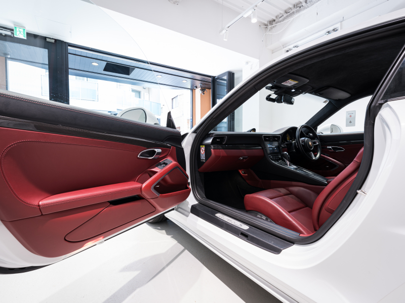 ポルシェ 911(Type991.2) ﾀｰﾎﾞS ｽﾎﾟｰﾂｸﾛﾉPKG　正規D車 ﾚｻﾞｰｲﾝﾃﾘｱ 赤革 PCMﾅﾋﾞ ﾘﾊﾞｰｼﾝｸﾞｶﾒﾗ ﾊﾟｰｸｱｼｽﾄ Carplay PCCB BOSEｻｳﾝﾄﾞ OPｶﾗｰ 　2年保証付