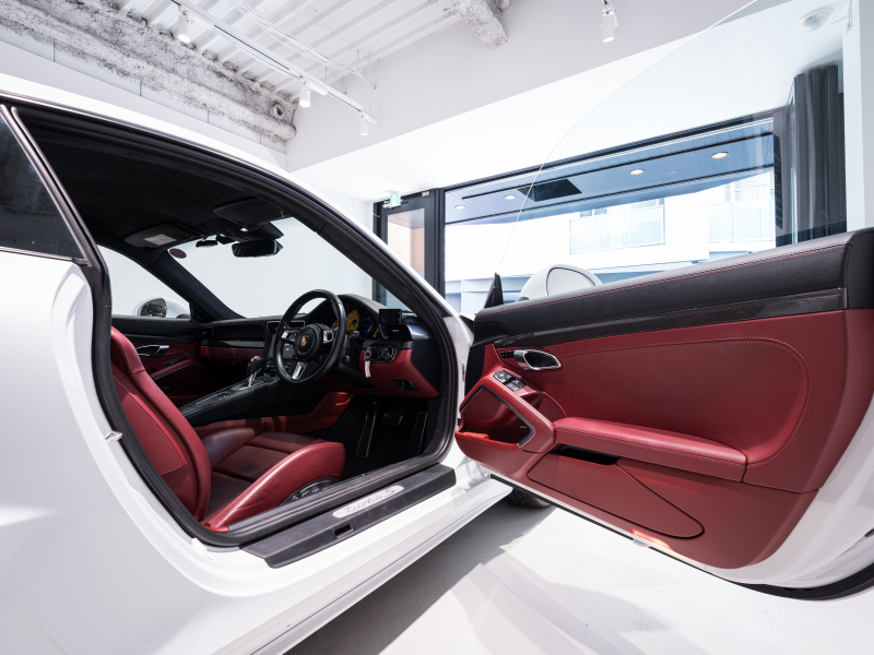 ポルシェ 911(Type991.2) ﾀｰﾎﾞS ｽﾎﾟｰﾂｸﾛﾉPKG　正規D車 ﾚｻﾞｰｲﾝﾃﾘｱ 赤革 PCMﾅﾋﾞ ﾘﾊﾞｰｼﾝｸﾞｶﾒﾗ ﾊﾟｰｸｱｼｽﾄ Carplay PCCB BOSEｻｳﾝﾄﾞ OPｶﾗｰ 　2年保証付