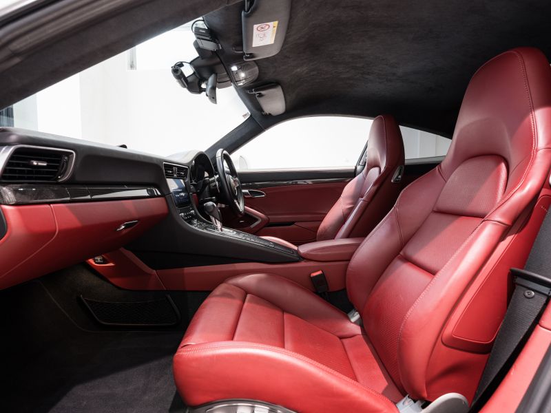 ポルシェ 911(Type991.2) ﾀｰﾎﾞS ｽﾎﾟｰﾂｸﾛﾉPKG　正規D車 ﾚｻﾞｰｲﾝﾃﾘｱ 赤革 PCMﾅﾋﾞ ﾘﾊﾞｰｼﾝｸﾞｶﾒﾗ ﾊﾟｰｸｱｼｽﾄ Carplay PCCB BOSEｻｳﾝﾄﾞ OPｶﾗｰ 　2年保証付