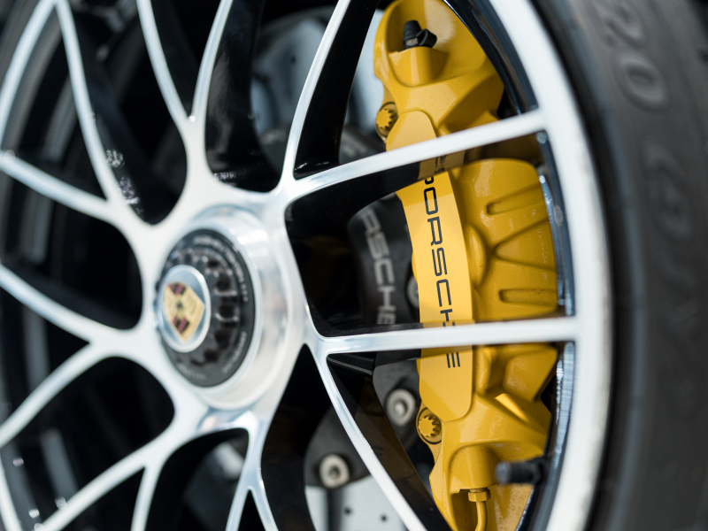 ポルシェ 911(Type991.2) ﾀｰﾎﾞS ｽﾎﾟｰﾂｸﾛﾉPKG　正規D車 ﾚｻﾞｰｲﾝﾃﾘｱ 赤革 PCMﾅﾋﾞ ﾘﾊﾞｰｼﾝｸﾞｶﾒﾗ ﾊﾟｰｸｱｼｽﾄ Carplay PCCB BOSEｻｳﾝﾄﾞ OPｶﾗｰ 　2年保証付