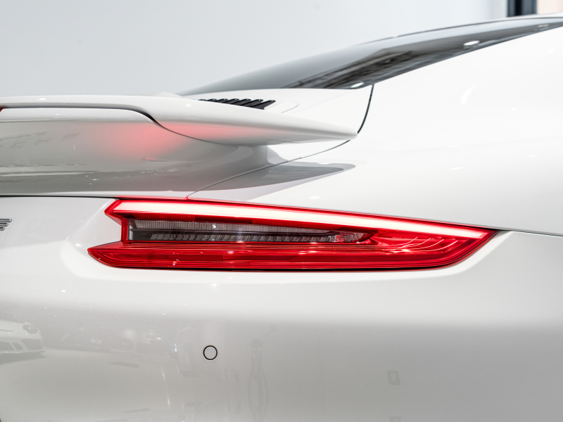 ポルシェ 911(Type991.2) ﾀｰﾎﾞS ｽﾎﾟｰﾂｸﾛﾉPKG　正規D車 ﾚｻﾞｰｲﾝﾃﾘｱ 赤革 PCMﾅﾋﾞ ﾘﾊﾞｰｼﾝｸﾞｶﾒﾗ ﾊﾟｰｸｱｼｽﾄ Carplay PCCB BOSEｻｳﾝﾄﾞ OPｶﾗｰ 　2年保証付