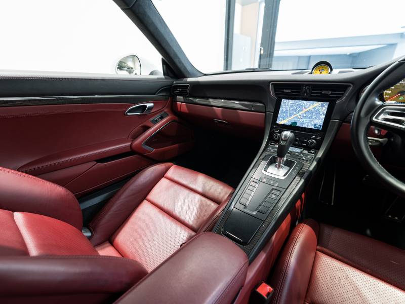 ポルシェ 911(Type991.2) ﾀｰﾎﾞS ｽﾎﾟｰﾂｸﾛﾉPKG　正規D車 ﾚｻﾞｰｲﾝﾃﾘｱ 赤革 PCMﾅﾋﾞ ﾘﾊﾞｰｼﾝｸﾞｶﾒﾗ ﾊﾟｰｸｱｼｽﾄ Carplay PCCB BOSEｻｳﾝﾄﾞ OPｶﾗｰ 　2年保証付