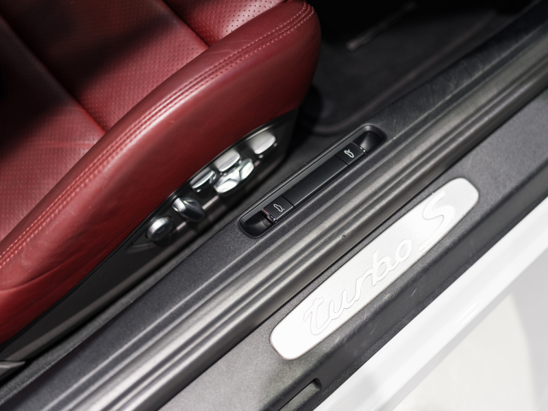 ポルシェ 911(Type991.2) ﾀｰﾎﾞS ｽﾎﾟｰﾂｸﾛﾉPKG　正規D車 ﾚｻﾞｰｲﾝﾃﾘｱ 赤革 PCMﾅﾋﾞ ﾘﾊﾞｰｼﾝｸﾞｶﾒﾗ ﾊﾟｰｸｱｼｽﾄ Carplay PCCB BOSEｻｳﾝﾄﾞ OPｶﾗｰ 　2年保証付