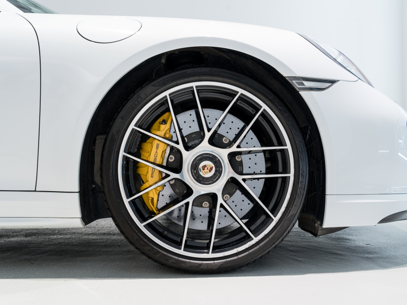 ポルシェ 911(Type991.2) ﾀｰﾎﾞS ｽﾎﾟｰﾂｸﾛﾉPKG　正規D車 ﾚｻﾞｰｲﾝﾃﾘｱ 赤革 PCMﾅﾋﾞ ﾘﾊﾞｰｼﾝｸﾞｶﾒﾗ ﾊﾟｰｸｱｼｽﾄ Carplay PCCB BOSEｻｳﾝﾄﾞ OPｶﾗｰ 　2年保証付