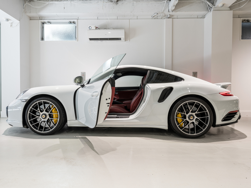 ポルシェ 911(Type991.2) ﾀｰﾎﾞS ｽﾎﾟｰﾂｸﾛﾉPKG　正規D車 ﾚｻﾞｰｲﾝﾃﾘｱ 赤革 PCMﾅﾋﾞ ﾘﾊﾞｰｼﾝｸﾞｶﾒﾗ ﾊﾟｰｸｱｼｽﾄ Carplay PCCB BOSEｻｳﾝﾄﾞ OPｶﾗｰ 　2年保証付