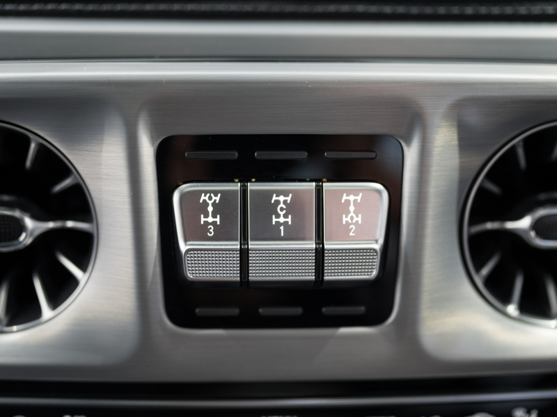 メルセデスベンツ Gクラス G400d AMGﾗｲﾝ ﾗｸﾞｼﾞｭｱﾘｰPKG　正規D車 ﾅｲﾄPKG仕様 右H Meｺﾈｸﾄ 黒革 ｻﾝﾙｰﾌ 純正ﾅﾋﾞTV Burmester 電動ｻｲﾄﾞｽﾃｯﾌﾟ ﾌﾞﾗｯｸﾍﾟｲﾝﾄ20AW　2年保証