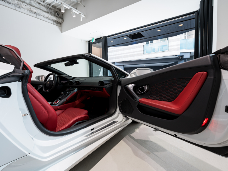 ランボルギーニ ウラカン Spyder LP580-2　正規D車 Bianco Icarus ﾌﾛﾝﾄﾘﾌﾀｰ ﾌﾙ電動ｼｰﾄ Q-citura 純正ﾅﾋﾞ ﾘｱｶﾒﾗ ﾏｸﾞﾈﾄﾚｵﾛｼﾞｶﾙｻｽ NOVITECｻｽ ｽﾎﾟｰﾂｴｷｿﾞｰｽﾄ 鍛造20AW