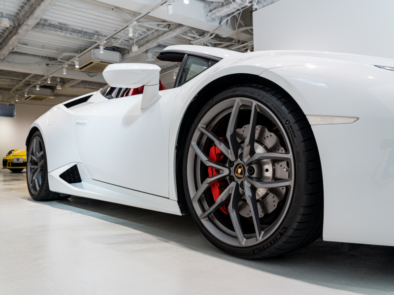 ランボルギーニ ウラカン Spyder LP580-2　正規D車 Bianco Icarus ﾌﾛﾝﾄﾘﾌﾀｰ ﾌﾙ電動ｼｰﾄ Q-citura 純正ﾅﾋﾞ ﾘｱｶﾒﾗ ﾏｸﾞﾈﾄﾚｵﾛｼﾞｶﾙｻｽ NOVITECｻｽ ｽﾎﾟｰﾂｴｷｿﾞｰｽﾄ 鍛造20AW