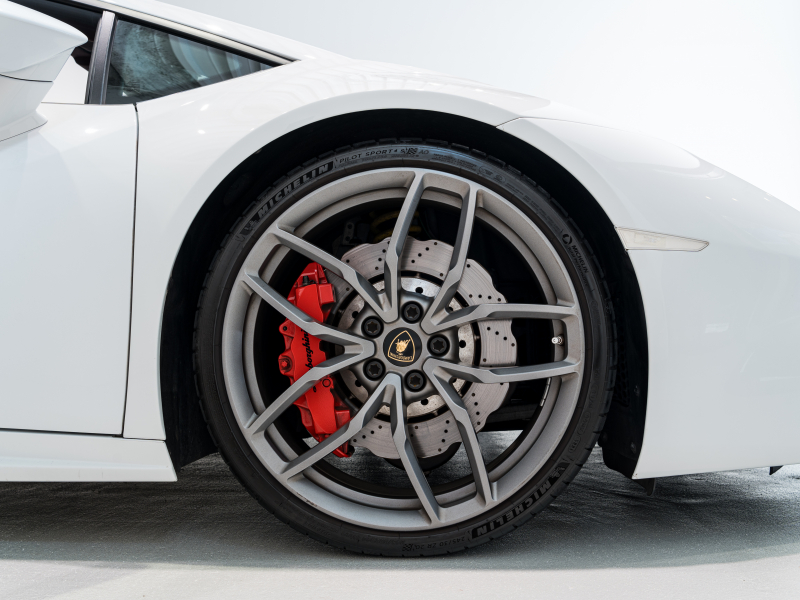 ランボルギーニ ウラカン Spyder LP580-2　正規D車 Bianco Icarus ﾌﾛﾝﾄﾘﾌﾀｰ ﾌﾙ電動ｼｰﾄ Q-citura 純正ﾅﾋﾞ ﾘｱｶﾒﾗ ﾏｸﾞﾈﾄﾚｵﾛｼﾞｶﾙｻｽ NOVITECｻｽ ｽﾎﾟｰﾂｴｷｿﾞｰｽﾄ 鍛造20AW