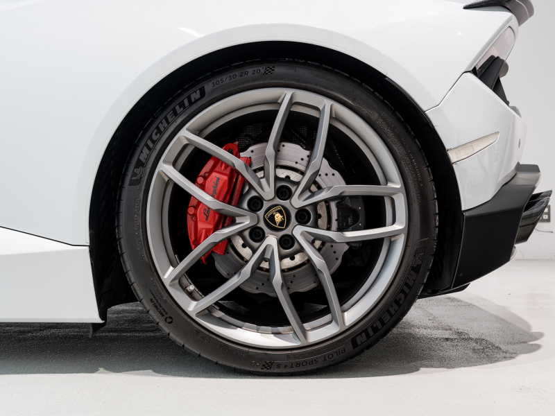 ランボルギーニ ウラカン Spyder LP580-2　正規D車 Bianco Icarus ﾌﾛﾝﾄﾘﾌﾀｰ ﾌﾙ電動ｼｰﾄ Q-citura 純正ﾅﾋﾞ ﾘｱｶﾒﾗ ﾏｸﾞﾈﾄﾚｵﾛｼﾞｶﾙｻｽ NOVITECｻｽ ｽﾎﾟｰﾂｴｷｿﾞｰｽﾄ 鍛造20AW