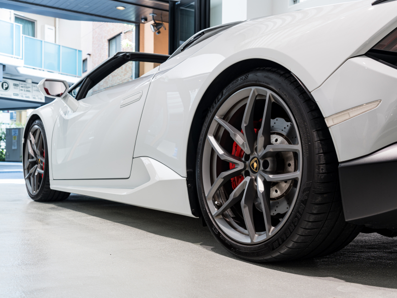 ランボルギーニ ウラカン Spyder LP580-2　正規D車 Bianco Icarus ﾌﾛﾝﾄﾘﾌﾀｰ ﾌﾙ電動ｼｰﾄ Q-citura 純正ﾅﾋﾞ ﾘｱｶﾒﾗ ﾏｸﾞﾈﾄﾚｵﾛｼﾞｶﾙｻｽ NOVITECｻｽ ｽﾎﾟｰﾂｴｷｿﾞｰｽﾄ 鍛造20AW