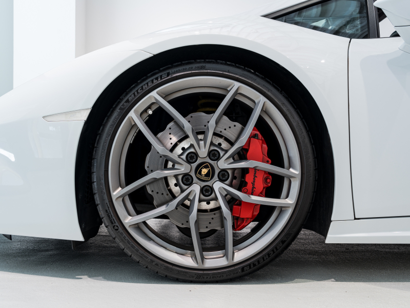 ランボルギーニ ウラカン Spyder LP580-2　正規D車 Bianco Icarus ﾌﾛﾝﾄﾘﾌﾀｰ ﾌﾙ電動ｼｰﾄ Q-citura 純正ﾅﾋﾞ ﾘｱｶﾒﾗ ﾏｸﾞﾈﾄﾚｵﾛｼﾞｶﾙｻｽ NOVITECｻｽ ｽﾎﾟｰﾂｴｷｿﾞｰｽﾄ 鍛造20AW