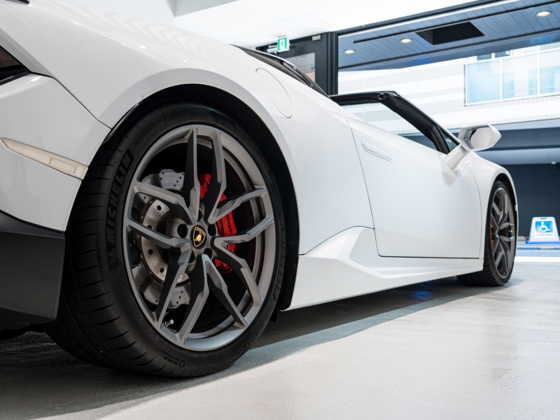 ランボルギーニ ウラカン Spyder LP580-2　正規D車 Bianco Icarus ﾌﾛﾝﾄﾘﾌﾀｰ ﾌﾙ電動ｼｰﾄ Q-citura 純正ﾅﾋﾞ ﾘｱｶﾒﾗ ﾏｸﾞﾈﾄﾚｵﾛｼﾞｶﾙｻｽ NOVITECｻｽ ｽﾎﾟｰﾂｴｷｿﾞｰｽﾄ 鍛造20AW