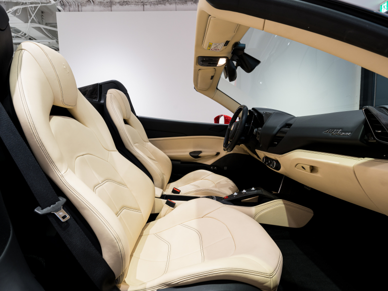 フェラーリ 488スパイダー F1 DCT 正規D車 RossoCorsa フロントサスペンションリフティング Cremaレザー フル電動シート シートヒーター カーボンLEDステア カーボンインテリア JBLサウンド 鍛造20AW