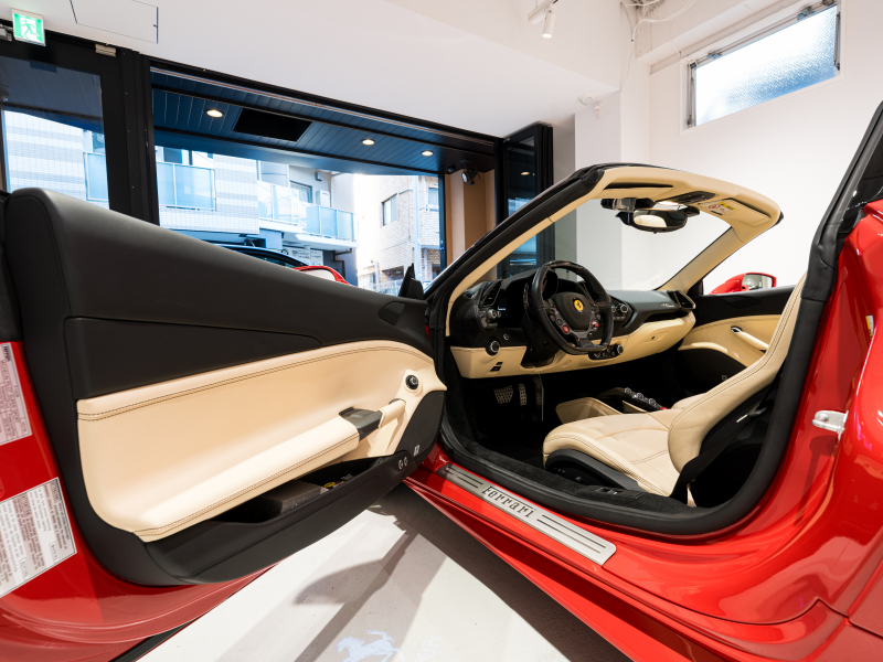 フェラーリ 488スパイダー F1 DCT 正規D車 RossoCorsa フロントサスペンションリフティング Cremaレザー フル電動シート シートヒーター カーボンLEDステア カーボンインテリア JBLサウンド 鍛造20AW