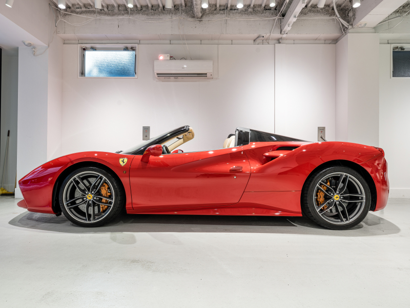 フェラーリ 488スパイダー F1 DCT 正規D車 RossoCorsa フロントサスペンションリフティング Cremaレザー フル電動シート シートヒーター カーボンLEDステア カーボンインテリア JBLサウンド 鍛造20AW