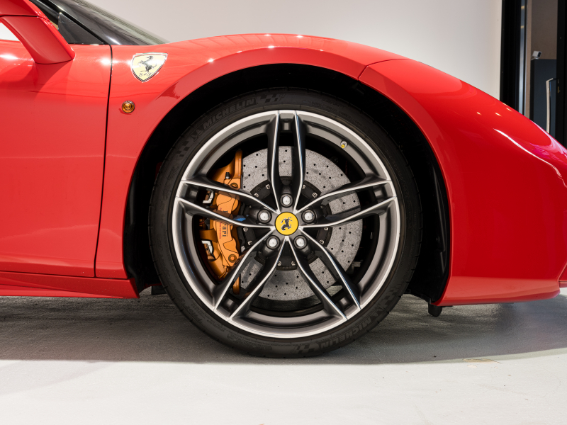 フェラーリ 488スパイダー F1 DCT 正規D車 RossoCorsa フロントサスペンションリフティング Cremaレザー フル電動シート シートヒーター カーボンLEDステア カーボンインテリア JBLサウンド 鍛造20AW