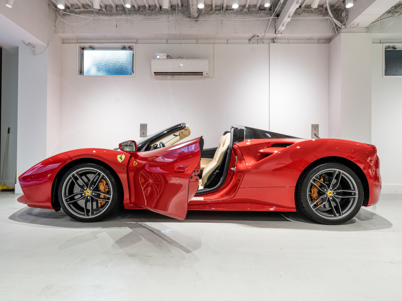 フェラーリ 488スパイダー F1 DCT 正規D車 RossoCorsa フロントサスペンションリフティング Cremaレザー フル電動シート シートヒーター カーボンLEDステア カーボンインテリア JBLサウンド 鍛造20AW