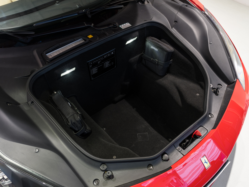 フェラーリ 488スパイダー F1 DCT 正規D車 RossoCorsa フロントサスペンションリフティング Cremaレザー フル電動シート シートヒーター カーボンLEDステア カーボンインテリア JBLサウンド 鍛造20AW