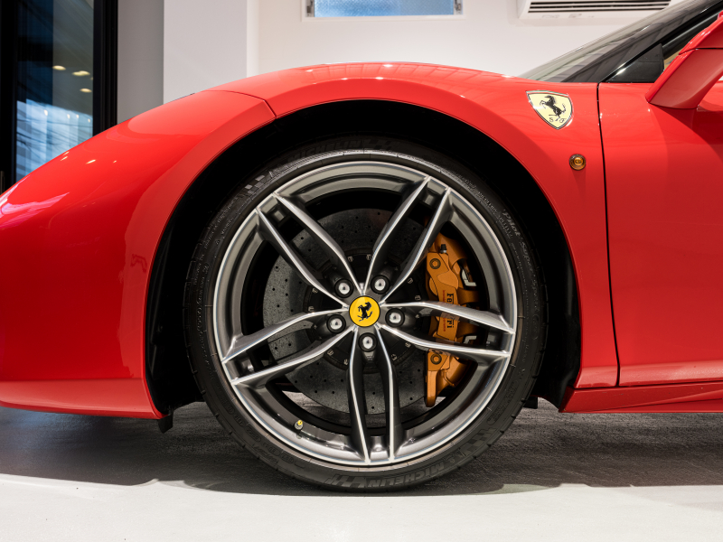 フェラーリ 488スパイダー F1 DCT 正規D車 RossoCorsa フロントサスペンションリフティング Cremaレザー フル電動シート シートヒーター カーボンLEDステア カーボンインテリア JBLサウンド 鍛造20AW